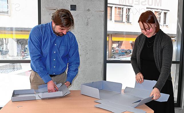 Museumsleiter Julian Windmöller und Mitarbeiterin Sybille Trefflich zeigen, was die Leute selbst ausprobieren dürfen: Archivkartons ...