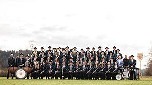 Die Jubiläumskapelle stellt sich zum Gruppenbild auf. Der Musikverein Polyhymnia Leipferdingen feiert vier Tage lang mit Gästen. Bild: ...