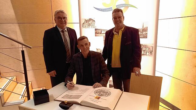 Beim Neujahrsempfang wird Geschichte geschrieben: Bürgermeister Ralf Baumert, Kreisarchivar Friedemann Scheck und Hauptamtsleiter Thomas ...