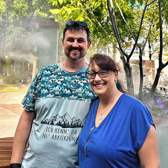 Die Konstanzer Patrick und Claudia Koll (von links) genießen bei rund 30 Grad die Kühle, die aus der Anlage kommt.