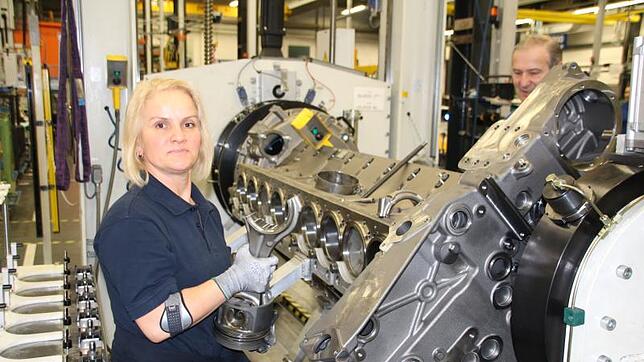Bis 31. März 2020 wird es keine betriebsbedingten Kündigungen bei Rolls-Royce Power Systems geben. Seuda Tuncay baut im Werk 2 in ...