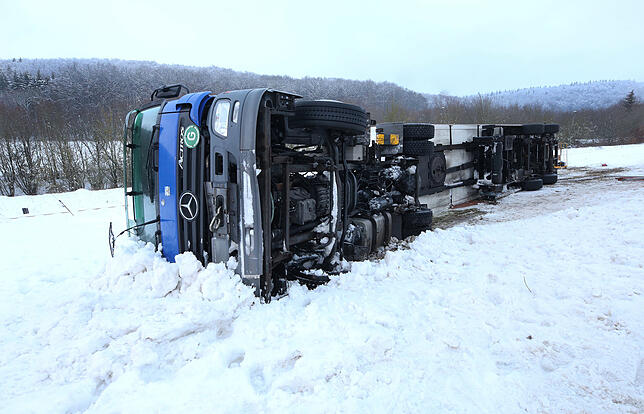 Ein LKW liegt nach einem Unfall im Schnee bei Münsingen auf der Schwäbischen Alb.