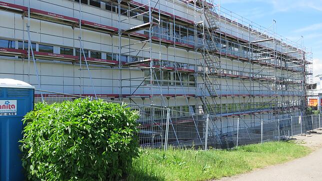 Die Nordfassade am Bauabschnitt I der Geisinger Schule wird isoliert und erhält die gleiche Optik wie die Süd- und Ostfassade.