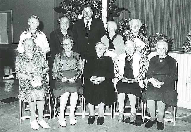 Auf diesem Gruppenbild sind die damals noch lebenden Gründerinnen bei der Feier des 50-jährigen Bestehens im Jahre 1979 mit ihrem Präses ...