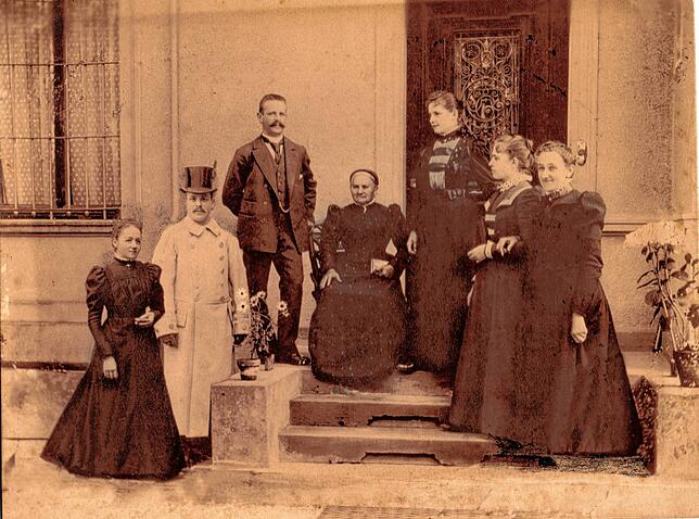Schlössle-Madame Mary Elizabeth Codman (sitzend) mit ihrem Hofstaat.