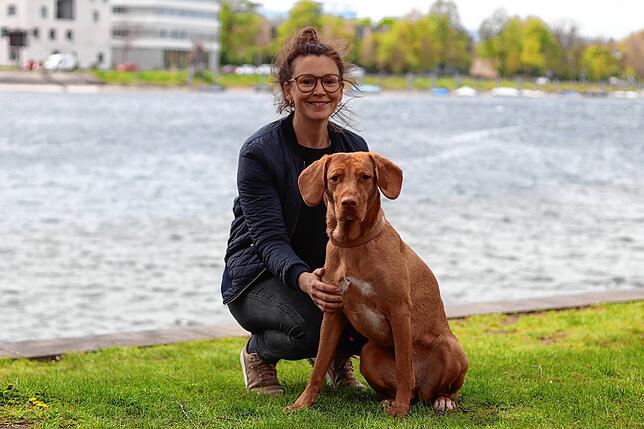 Florentine Hartmann mit ihrer 4-jährigen Hundedame „Smila“ im Konstanzer Herosé-Park.