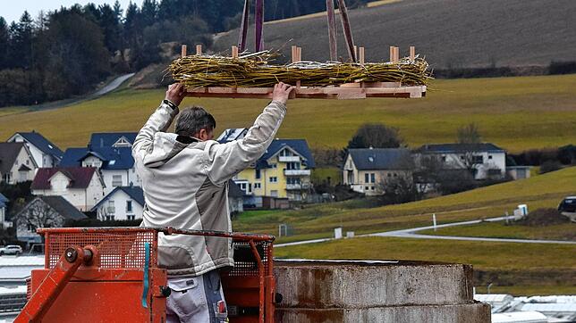 Die neue Plattform wird langsam per Kran auf dem Kriegerdenkmal aufgesetzt.