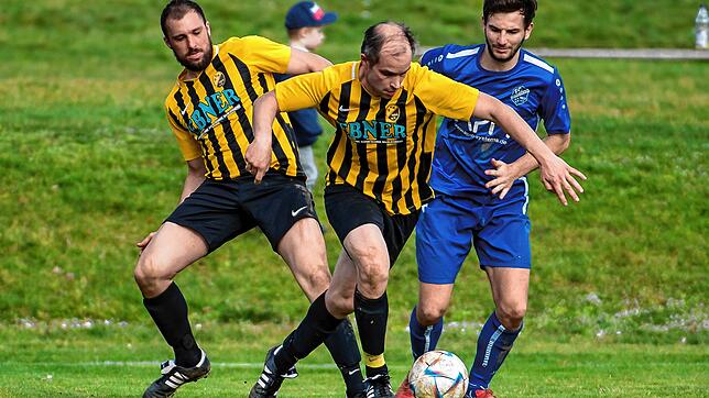 Am Ball bleiben: Der Nöggenschwieler Matthias Ebner (Mitte) &ndash; hier ein Archivbild &ndash; setzt sich gegen den Geißlinger Robin ...