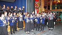 Gemeinsam intonieren die Musikerinnen und Musiker der Kapellen aus Neuhausen, Schwandorf und Worndorf die Nationalhymne beim Festakt 50 ...