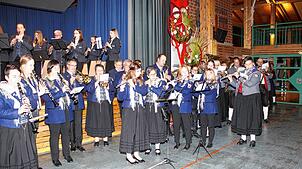 Gemeinsam intonieren die Musikerinnen und Musiker der Kapellen aus Neuhausen, Schwandorf und Worndorf die Nationalhymne beim Festakt 50 ...