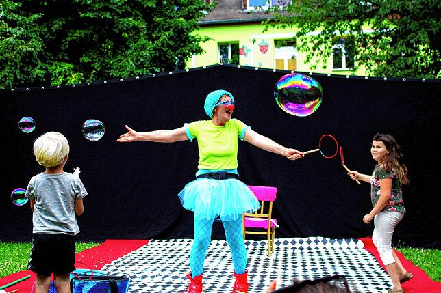 Die Clown-Show mit Augustine Putzmunter endet mit einem Riesenseifenblasenfest.