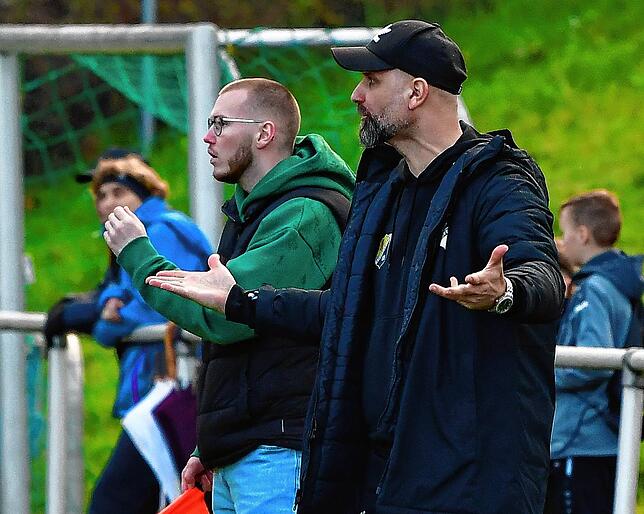 Pfeif ab! Trainer Branimir Sarenac (vorn) kann es kaum erwarten, dass der 1:0-Sieg der U23 des SV 08 Laufenburg bei seinem künftigen ...