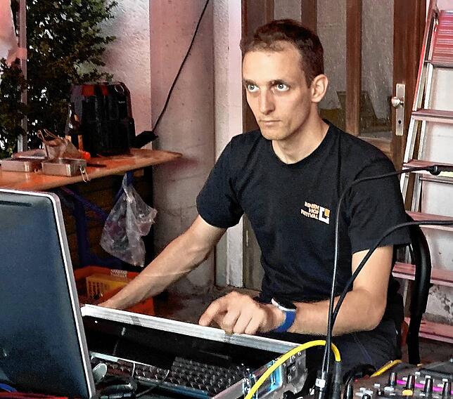 Fabian „Furby“ Höller arbeitet tagsüber in einem Schwenninger Betrieb und abends im Innenhof konzentriert hinter dem Mischpult.