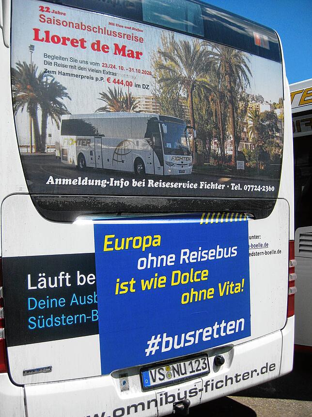 Auf einem Fichter-Bus: Oben die Fahrt nach Lloret de Mar, unten: „Europa ohne Reisebus ist wie Dolce ohne Vita!“.