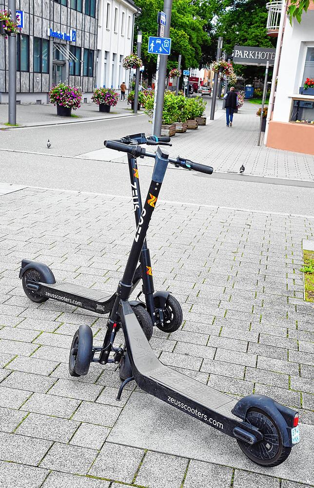 E-Roller sind ja mitunter auch Herdentiere: Zwei E-Roller beim Parkhotel.