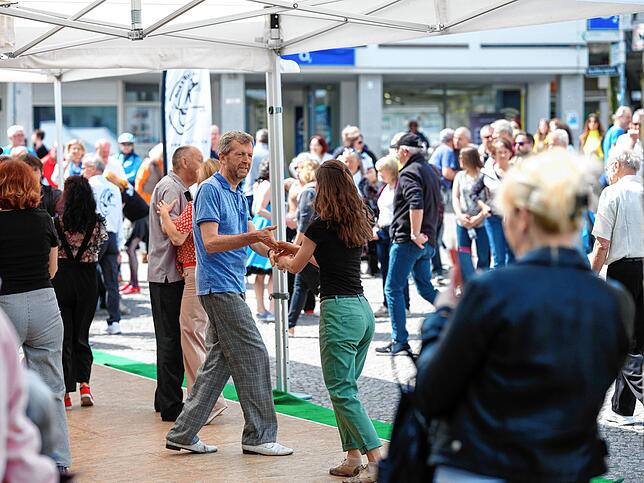 Der Rock&lsquo;n&lsquo;Roll-Club Friedrichshafen zieht Schaulustige an.