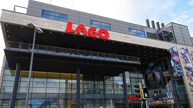 In einem Laden des Shoppingcenters Lago hat sich am Dienstagvormittag, 20. Juni, ein bislang Unbekannter splitternackt präsentiert.