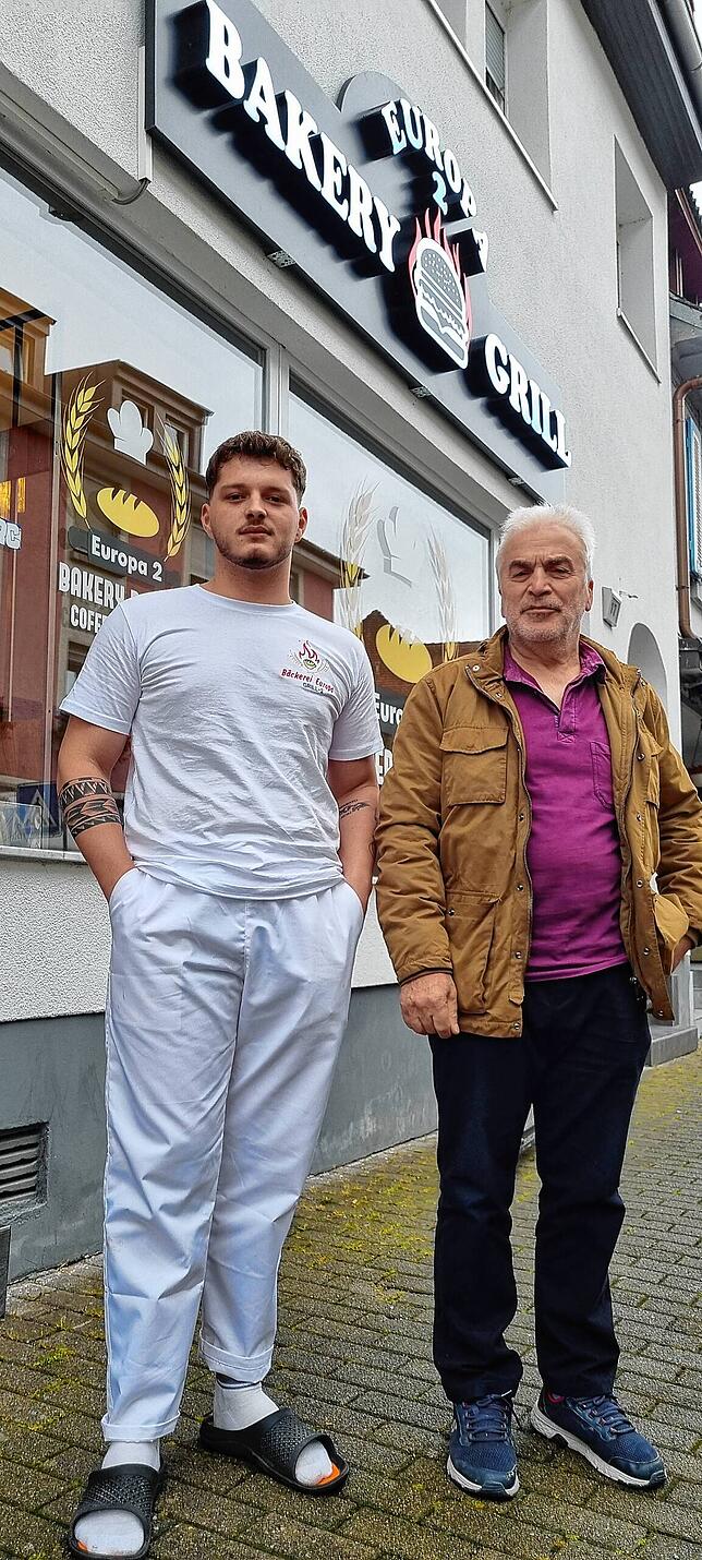 Bylbyl Ponallangog (von links) hat in der Käferstraße seine Bäckerei neu eröffnet. Das freut Hausbesitzer Hasi Ibraimi.