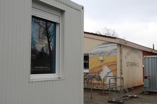 Der katholische Kindergarten St. Raphael soll abgerissen werden, sobald der Neubau an der Kreutzer-Straße steht, sodass die Kinder ...