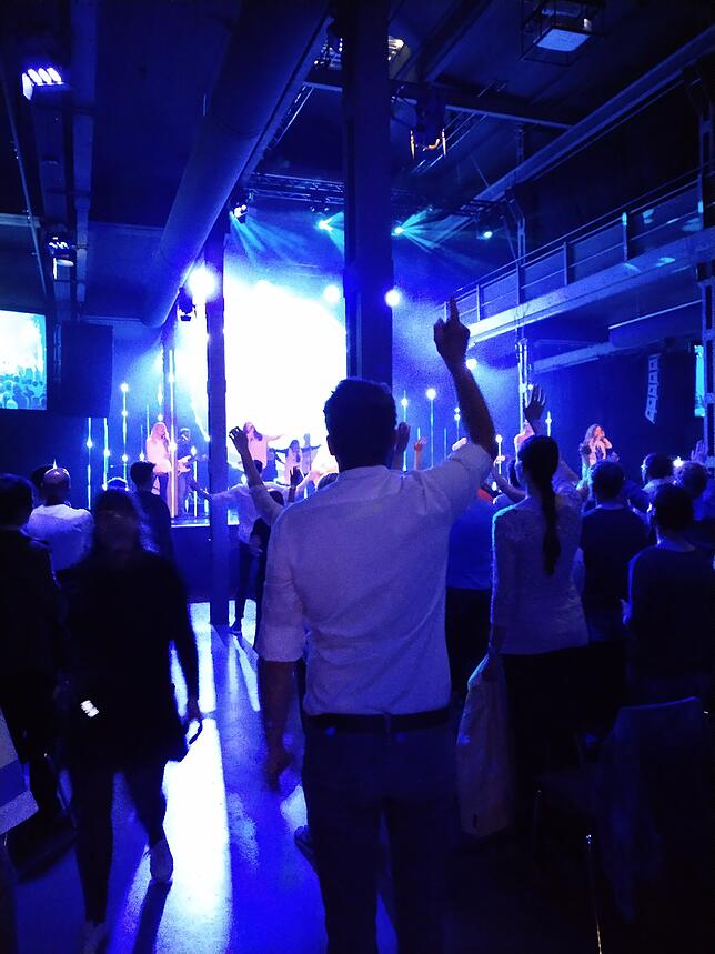 Der Gottesdient in der Hillsong-Church wird getragen von einer vielköpfigen Band, die Lobeshymnen auf Gott und Jesus im modernen ...