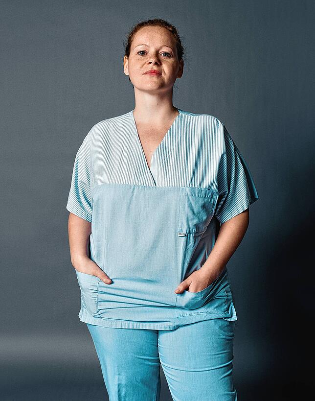 Unverkennbar eine Krankenschwester: Katrin Holl in ihrer Arbeitskleidung.