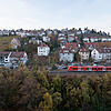 Ein Zug fährt in Stuttgart auf der Gäubahnstrecke.