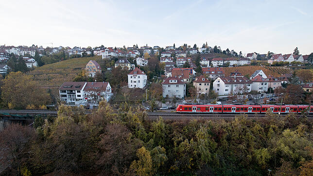 Ein Zug fährt in Stuttgart auf der Gäubahnstrecke.