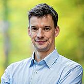 Thomas Binder, 51, stammt aus Stuttgart. Er lebt seit 30 Jahren in Freiburg, wo er seit Abschluss seines Jurastudiums als Jurist und ...