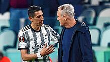 Freiburgs Trainer Christian Streich (rechts) unterhielt sich nach der Partie mit Juventus-Star Ángel Di Maria, den der 57-Jährige in den ...