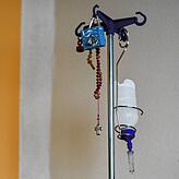 Schutzengel und Rosenkranz hängen in Sichtweite am Pflegebett der 74-jährigen Frau.