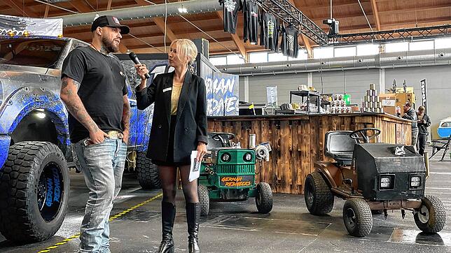 Mirja Raff (rechts) im Gespräch mit Anthony Abrantes von den German Rednecks.