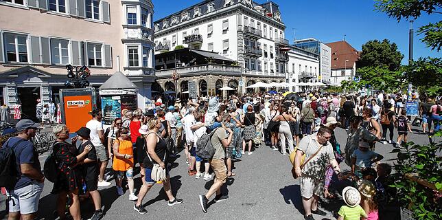 Bereits kurz vor Einlassbeginn hat sich vor dem Eingang an der Marktstätte eine lange Warteschlange gebildet.