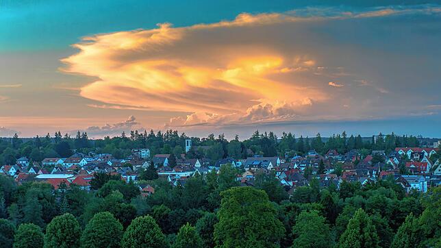 Eine riesige Wolke strahlt im Sonnenlicht: Rolf Ketterer hat dieses Bild von der Villinger Warenbergschule mit Blick in Richtung Norden ...