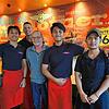 Deutsche und indonesische Kollegen im American Diner: Fajar Muarrif (von links), Adrian Harbig, Thomas Fink, Luqman Rachmandhani und ...