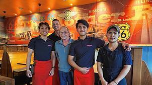 Deutsche und indonesische Kollegen im American Diner: Fajar Muarrif (von links), Adrian Harbig, Thomas Fink, Luqman Rachmandhani und ...