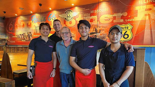 Deutsche und indonesische Kollegen im American Diner: Fajar Muarrif (von links), Adrian Harbig, Thomas Fink, Luqman Rachmandhani und ...
