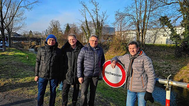 Bei Hochwasser geht‘s an der Schranke nicht weiter (v.l.): Hannes Bauer, Ralf Schwaderer, Martin Baur und Jochen Meschenmoser bei der ...