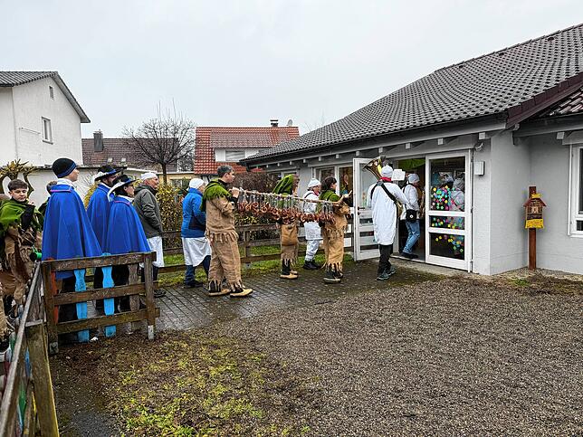 Die Kadelburger Fergen sind auf dem Weg zum Kindergarten Kadelburg und haben mit schweres Gepäck dabei.