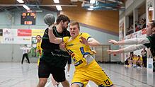 Ein packendes Handballspiel lieferten sich der TV Ehingen (links Yannick Sauter, rechts Niklas Duffner) und die HSG Konstanz II (Niklas ...