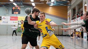 Ein packendes Handballspiel lieferten sich der TV Ehingen (links Yannick Sauter, rechts Niklas Duffner) und die HSG Konstanz II (Niklas ...