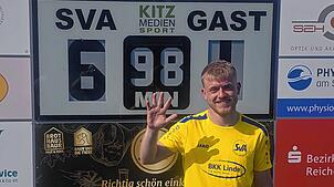 Sascha Kröner zeigt es an: Fünf Tore hat der Spieler des SV Allensbach beim 6:1-Sieg gegen Konstanz-Egg erzielt.