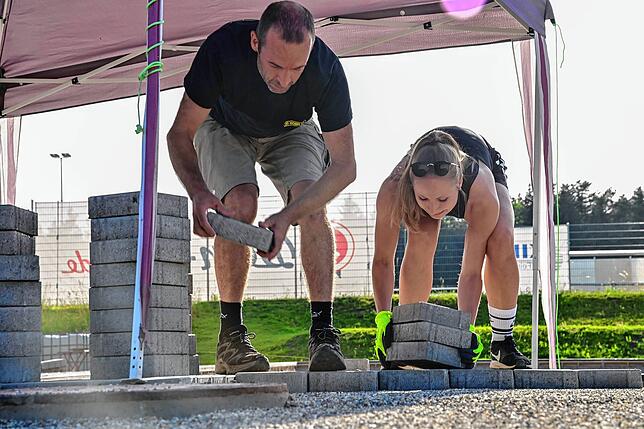 Stein für Stein wird das Pflaster verlegt. Hier packen Marc Staiger und Luisa Brandenburg mit an.
