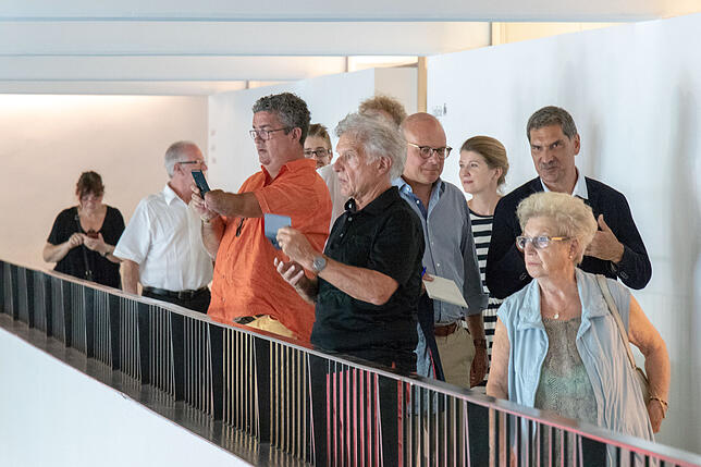 Das Interesse an der Aussicht vom Balkon über den Becken war groß.