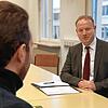 Das Interview führte SÜDKURIER-Redakteur Cian Hartung, hier im Gespräch mit Oberbürgermeister Jan Zeitler.