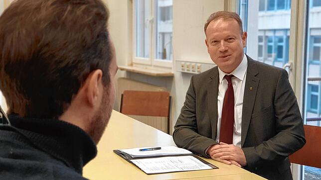 Das Interview führte SÜDKURIER-Redakteur Cian Hartung, hier im Gespräch mit Oberbürgermeister Jan Zeitler.