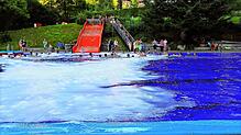 Auch in lila gefärbtem Wasser lässt sich im Triberger Waldsportbad trefflich Spaß haben. Als mehrere große Flaschen mit ...