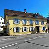Das Löwen-Areal, das überbaut werden soll, ist groß. Auch das weiße Gebäude links neben dem Gasthaus soll dem Neubau weichen. Jetzt ...