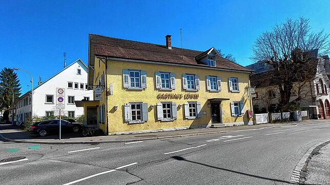 Das Löwen-Areal, das überbaut werden soll, ist groß. Auch das weiße Gebäude links neben dem Gasthaus soll dem Neubau weichen. Jetzt ...