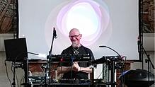 Der Künstler Ralf Sobolla gestaltet in der Christuskirche in Rheinfelden eine experimentelle meditative Klangperformance mit ...