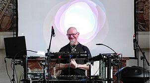 Der Künstler Ralf Sobolla gestaltet in der Christuskirche in Rheinfelden eine experimentelle meditative Klangperformance mit ...